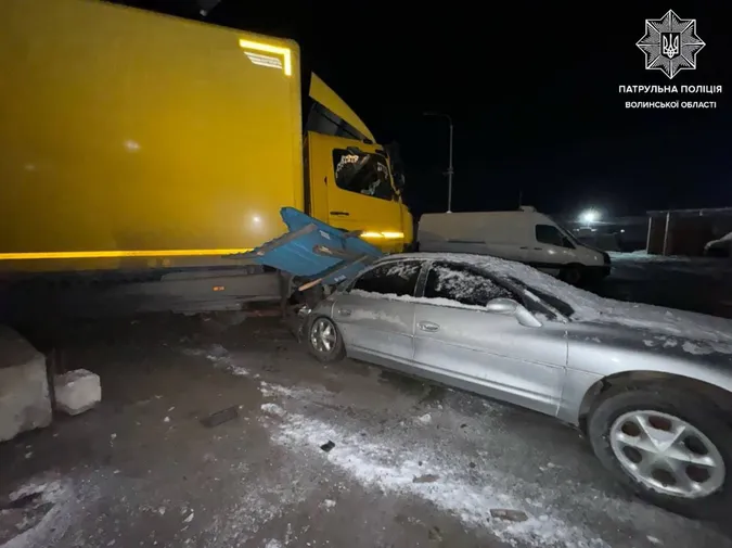 Зніс паркан та наїхав на легковик: деталі нічної ДТП у Луцьку (фото)
