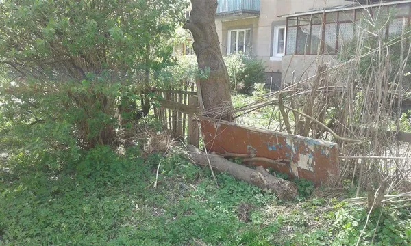У луцьких дворах знесли страшнющі паркани (фото)