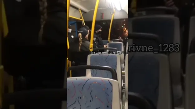 Не одягнув маску: у Рівному патрульні закували в кайданки пасажира тролейбуса (відео)