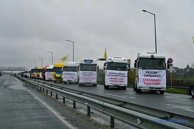 «Втратить Україна – втрачатиме Польща!»: українські перевізники у відповідь польським протестують на кордоні (фото)