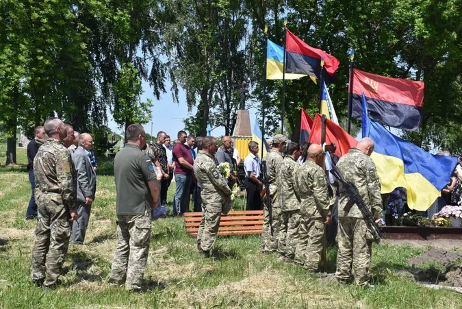 У Луцькому районі провели в останню путь Героя Павла Косячнікова (фото)