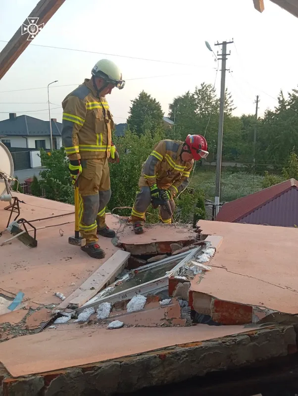 🌪️ Зривало дахи та нівечило будинки: рятувальники під Луцьком ліквідовують наслідки потужного буревію (фото)