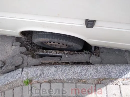 У Ковелі бус провалився колесом у колодязь (фото)