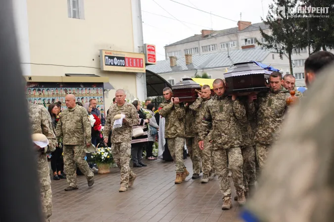 У Луцьку попрощалися із загиблими захисниками Ігорем Бохонюком і Романом Волошкіним (відео)