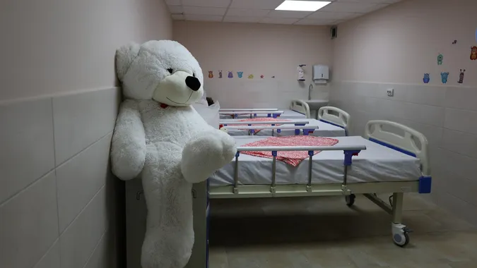 У Волинській обласній дитячій лікарні облаштували сучасне укриття на 150 осіб (фото)