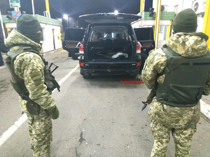 Українські прикордонники «скрутили» дипломата, який віз валізи з цигарками (відео)