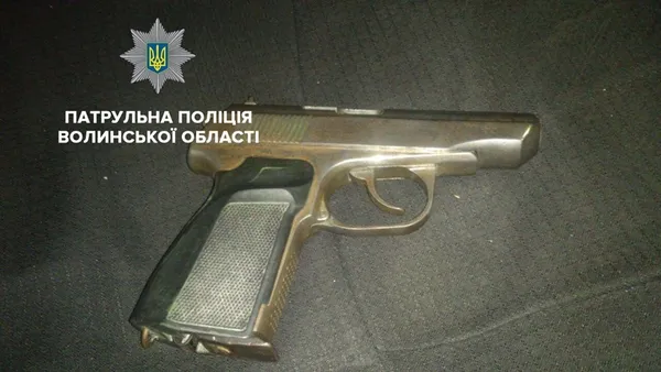 У центрі Луцька невідомі стріляли в припарковане авто (фото, відео)