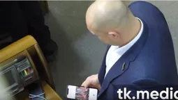 Голими сідницями на обличчя: Киву "застукали" за переглядом непристойного відео (відео)