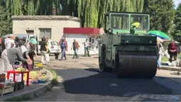 «Кукурудза з присмаком асфальту»: у Нововолинську торгують городиною просто під колесами дорожнього котка
