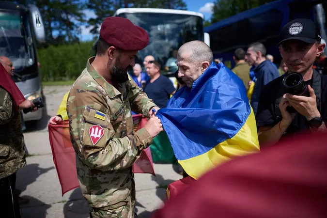 Були в російському полоні ще з 2022 року: до України повернулися ще 160 захисників (фото)