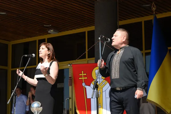 160 золотих та 43 срібних: у Луцьку вручили медалі випускникам (фото, відео)