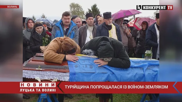 Труну на руках несли через рідне місто: на Волині ховають ще одного захисника (фото, відео)