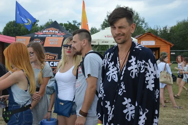 Легкий халатик, який ввів у моду співак Монатик, добре захищає шкіру від спеки