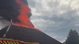 🔥Палахкотить аж до неба: у Володимирі зайнявся будинок (відео)