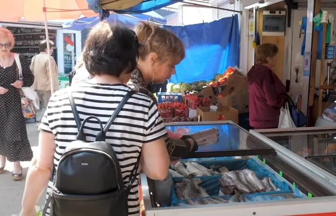 Які ціни на свіжу та морожену рибу на луцьких ринках (відео)