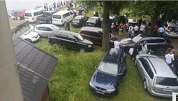 У Луцьку кількадесят християн припаркували авто просто на газоні (фото, відео)