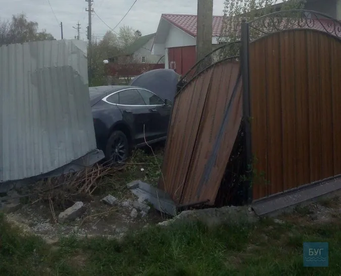 На Волині «тесла» протаранила паркан (фото)