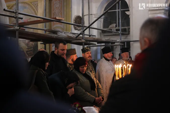 У Луцьку на колінах попрощалися зі ще одним загиблим Героєм (фото)