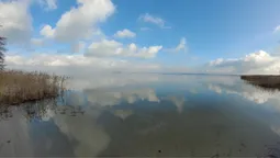 Небо й озеро зливаються в одне: показали безлюдний Світязь восени (фото)