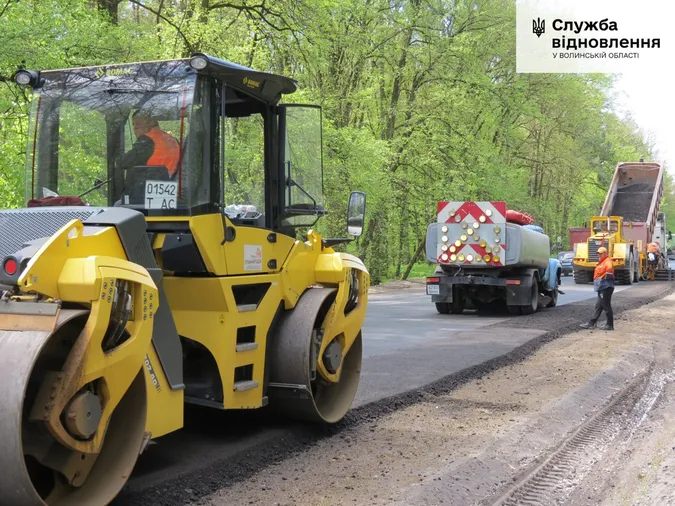 На автодорозі Луцьк – Ківерці облаштовують узбіччя (фото)