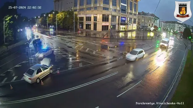 Відкинуло і розвернуло: у центрі Луцька Audi протаранила Cherry (відео)