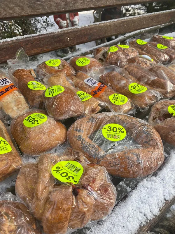 У Луцьку викинули десятки булок – просять приносити продукти в зоопарк