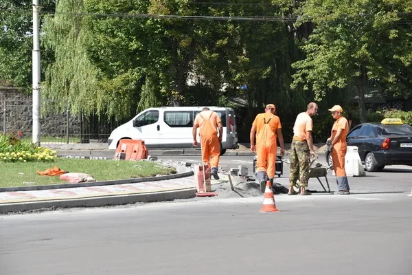 Як у Луцьку ремонтують дороги та прибудинкові території (фото)