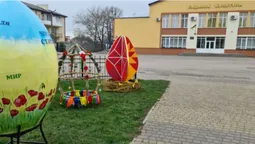 У Підгайцях підготували святкову фотозону з велетенськими писанками (фото)