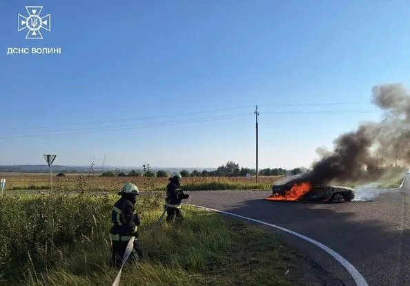 На Волині посеред дороги загорівся автомобіль (фото)