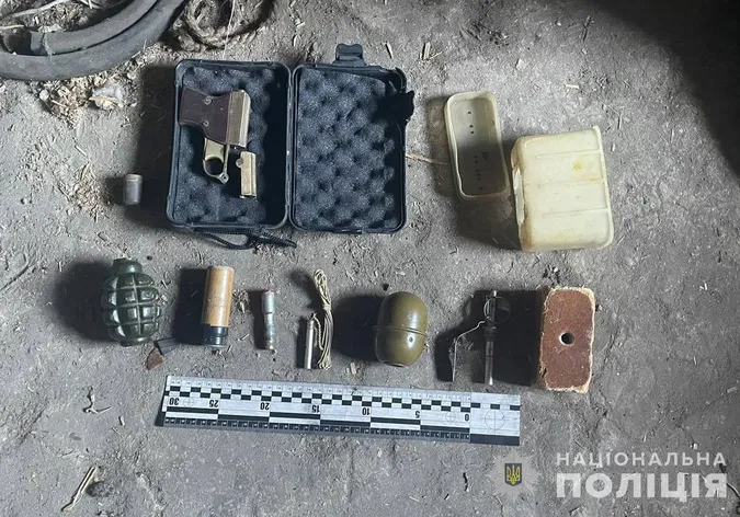 «Шмайсер», гранати, набої: у хаті 22-річного волинянина знайшли зброю (фото)