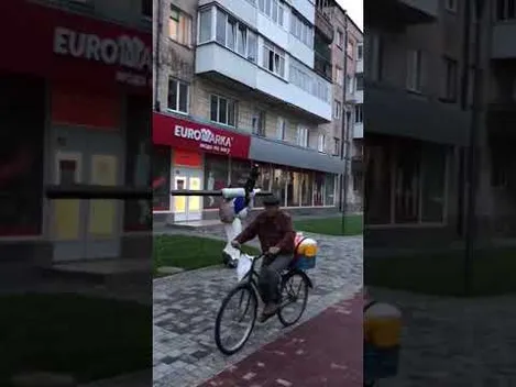 У Луцьку «впіймали» на камеру «Ісуса», який несе хрест (відео)