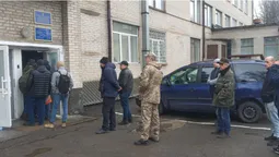 Десятки чоловіків стоять у черзі до Волинського терцентру, аби приєднатися до лав ЗСУ (відео)