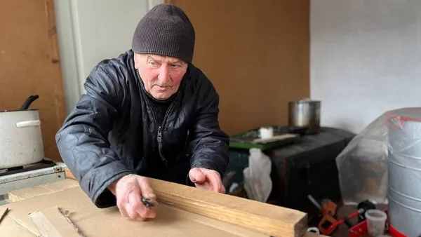«Усе для фронту»: 85-річний волинянин за рік виготовив понад тисячу окопних свічок (фото)