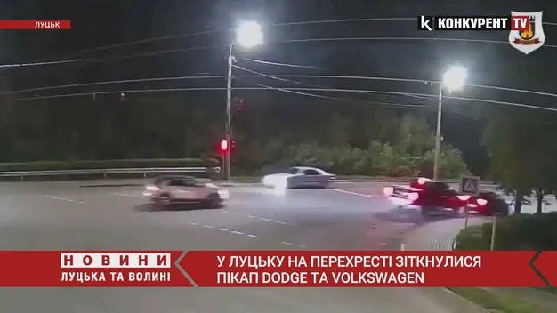 У Луцьку вночі на перехресті сталася ДТП (відео)