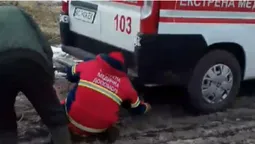 На Волині «швидку» з багнюки витягали трактором (відео)