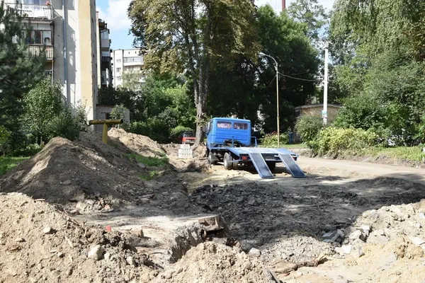 Як у Луцьку ремонтують дороги та прибудинкові території (фото)