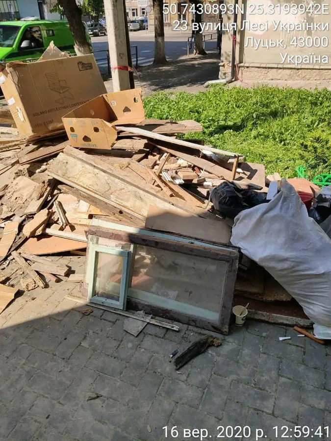 Переобладнали квартиру і закидали сміттям тротуар: у Луцьку покарали порушників