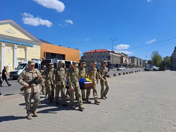 На похорон приїхав «англійський брат»: у Ковелі попрощалися з воїном Володимиром Карпуком (фото)