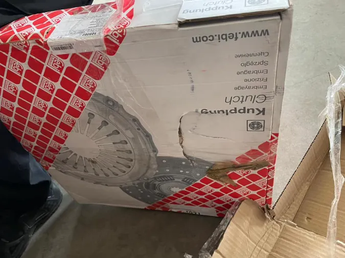 Волинські митники затримали партію незадекларованих автозапчастин