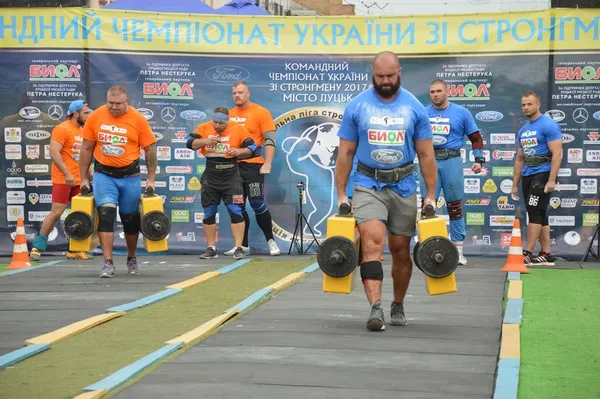 З такими валізами 20 метрів за 200 рахувати можна 