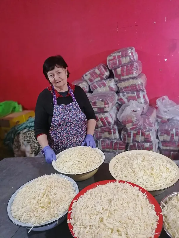 Продуктів не вистачає: як працює благодійна їдальня у підземеллі в центрі Луцька (відео)