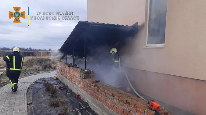 У селі під Луцьком загорілися дрова у підвалі приватного будинку (фото, відео)