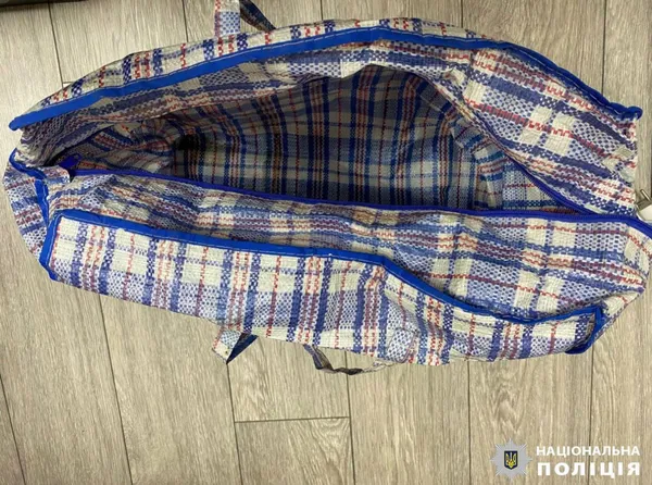 На Київщині матір лишила новонароджене маля у сумці на вулиці (фото)