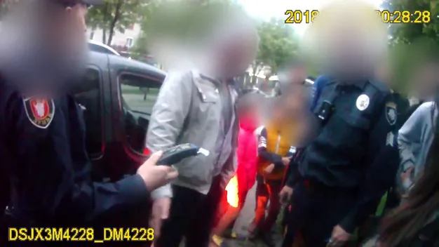 З'явилося відео затримання п'яного лучанина, який ледь не роз'їхав людей (відео)
