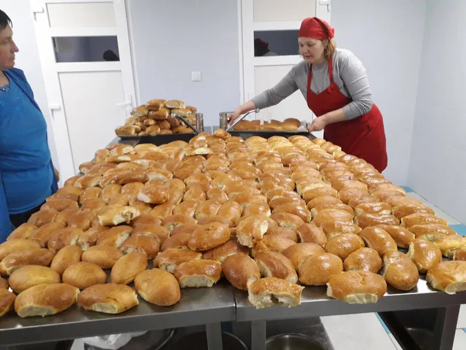 Невтомні підгайцівські господині продовжують готувати для воїнів (фото)
