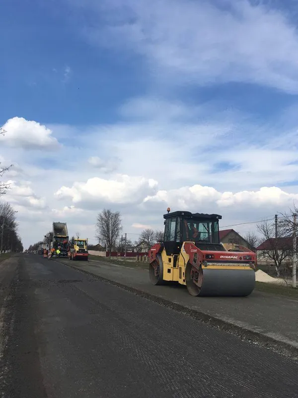Показали, як ремонтують дорогу в Копачівці (фото)