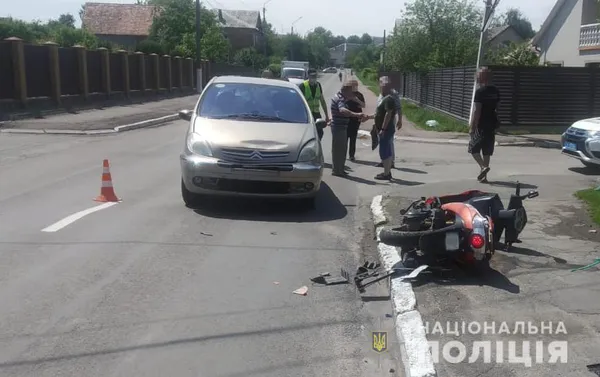 У Нововолинську мопедист влетів в авто: чоловік – в лікарні (фото)