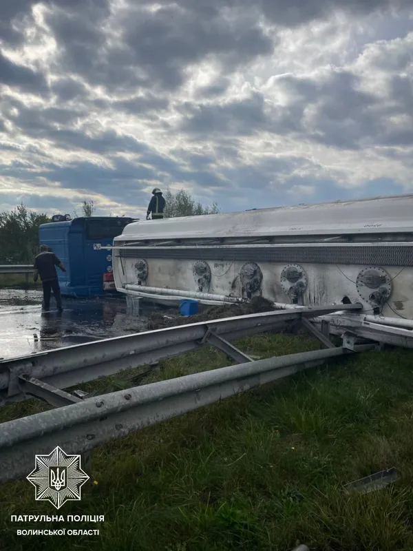 На швидкості наїхав на відбійник: подробиці ДТП на Волині за участю бензовоза (фото)