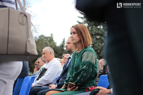 Квіти і класична музика: у центрі Луцька почали святкування Дня міста (фото)