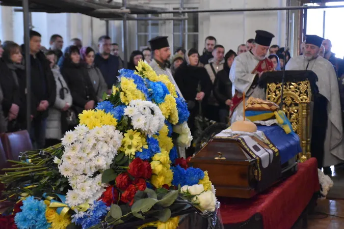 У Луцьку попрощалися із загиблим на війні десантником Артемом Баглайчуком (фото, відео)